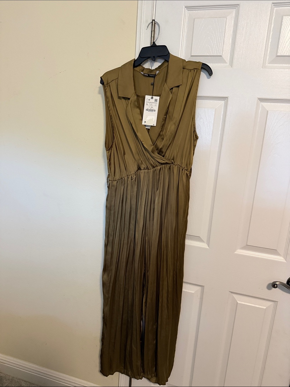 Zara Olive Green Sleeveless Pleated jumpsuit